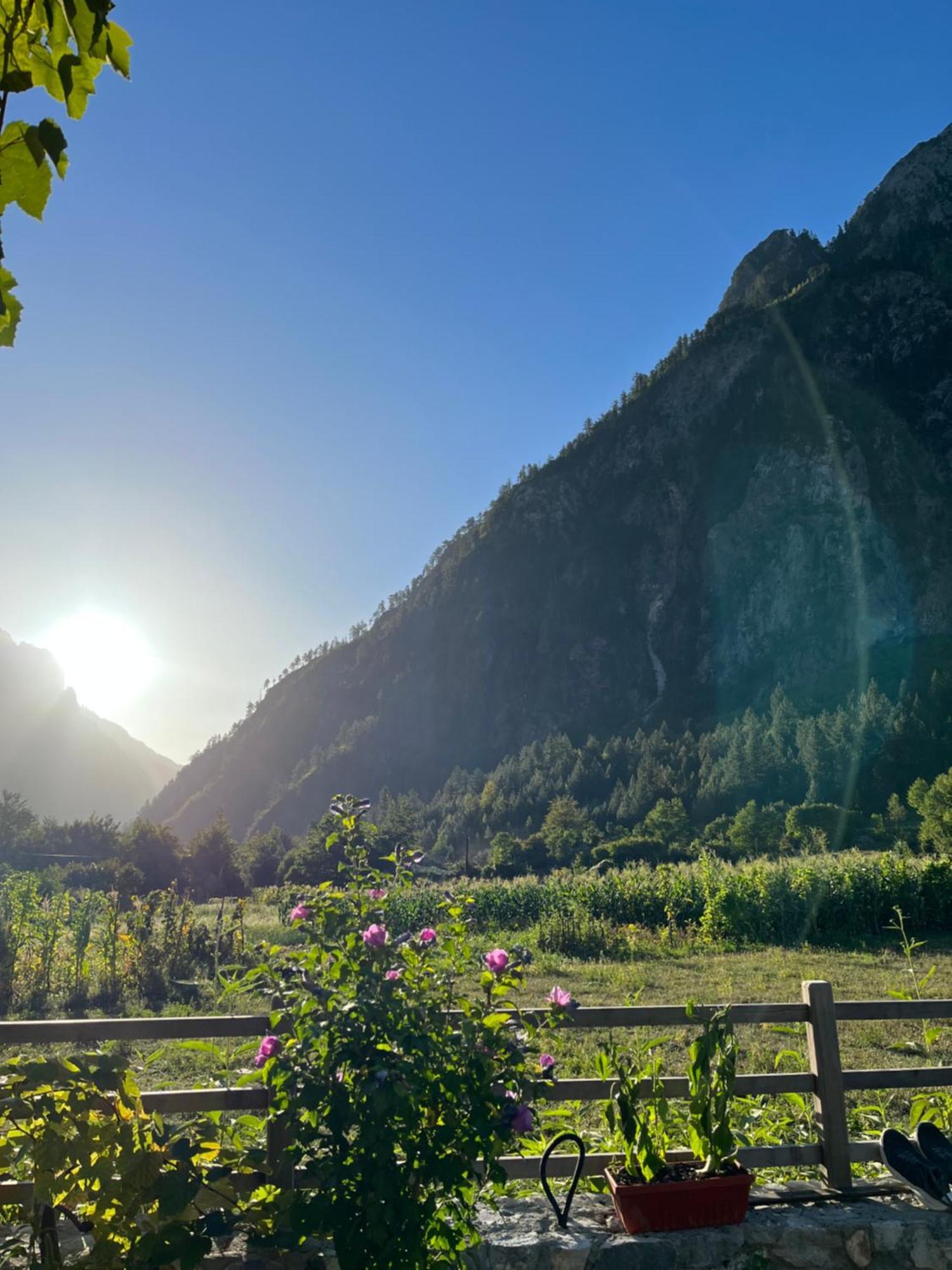 Guesthouse Gezim Selimaj Valbone Buitenkant foto